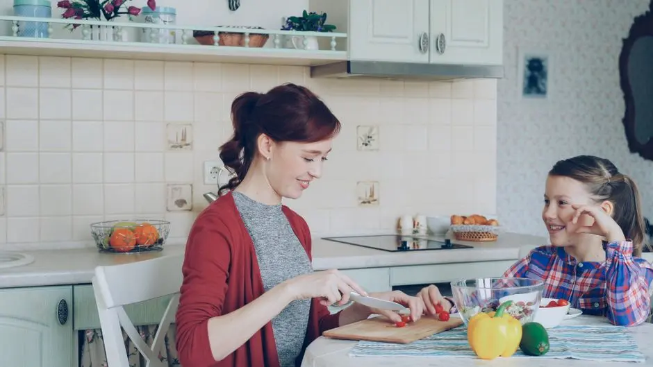 ibu dan anak memasak bersama
